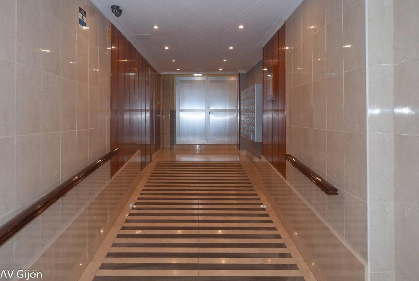 Av Premio Real 16 Apartment Gijon Bagian luar foto