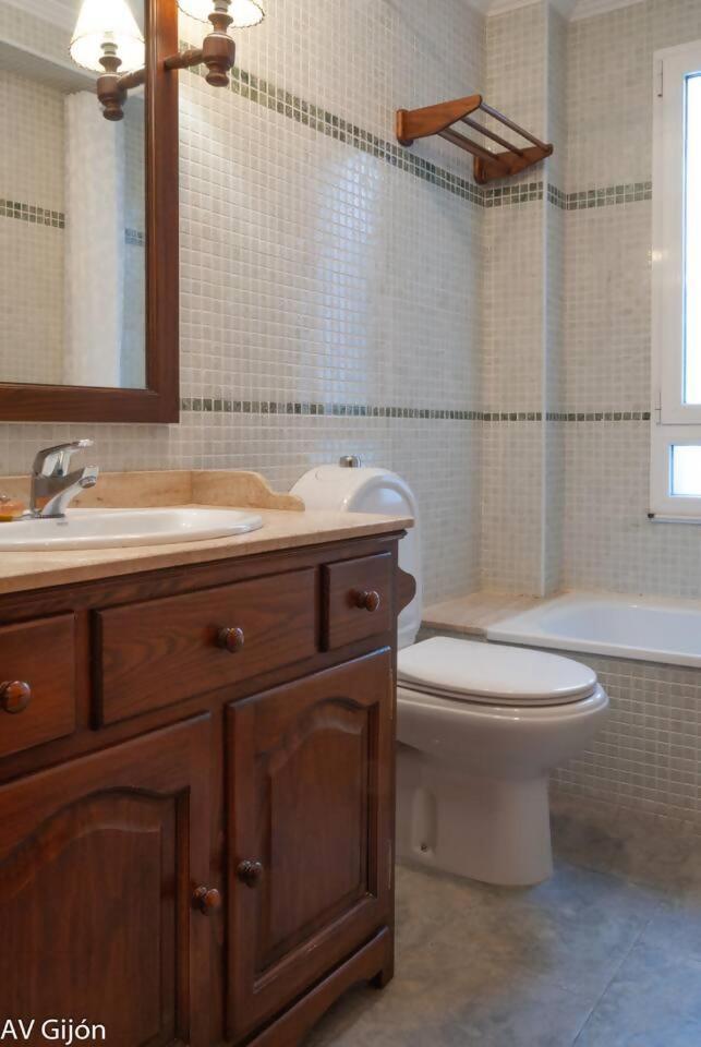 Av Premio Real 16 Apartment Gijon Bagian luar foto