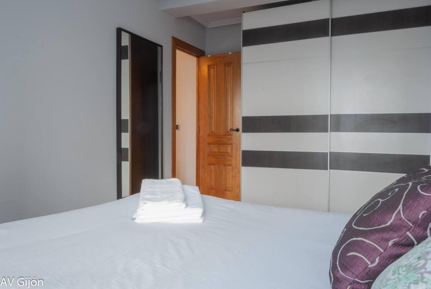Av Premio Real 16 Apartment Gijon Bagian luar foto